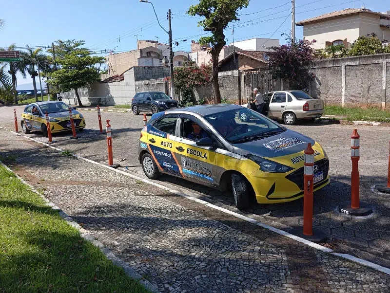 HB20 da Auto Escola Objetivo no circuito de treino