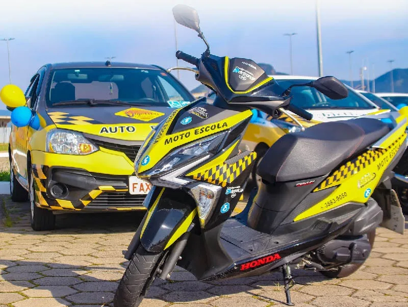 Moto e carro da autoescola