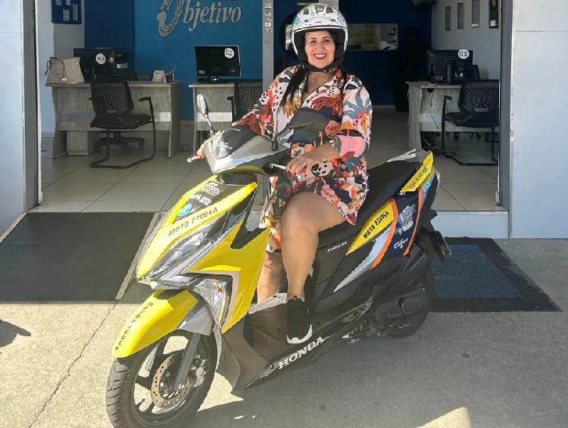 Aluna da 1ª habilitação na moto da Auto Escola Objetivo